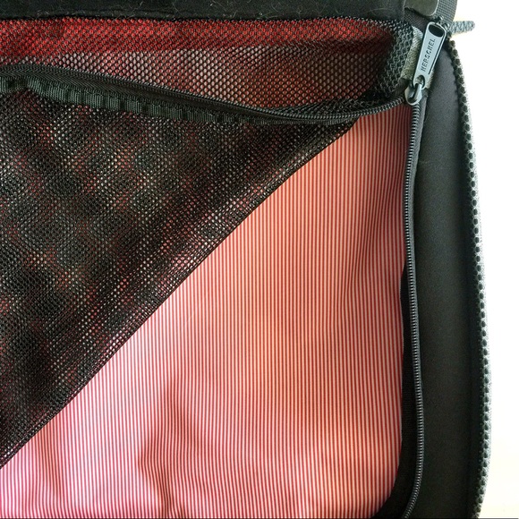 ✨Herschel Travel Weekender Bag in Grey Crosshatch✨ - Picture 3 of 8